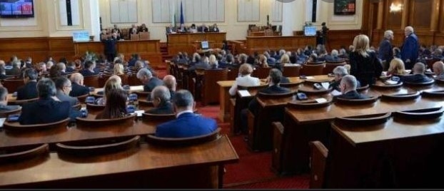 Депутатската заплата пада със 758 лв. - повече от една минимална