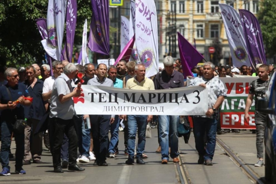 Работници от ТЕЦ Марица 3 протестират срещу Сандов. Блокираха центъра на София