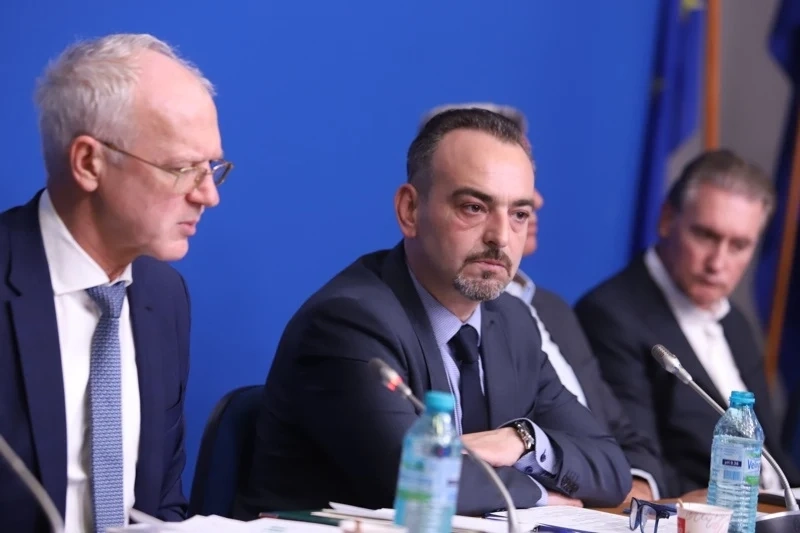 Синдикати и работодатели остават в протестна готовност