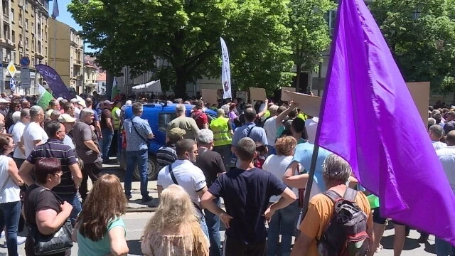 Служители на ТЕЦ Марица 3 излязоха на протест