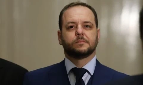Протестърът Сандов се крие от протестиращи