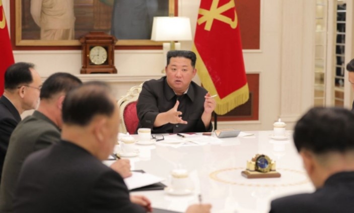 Ким Чен-ун упрекна реакцията на здравните власти в страната си