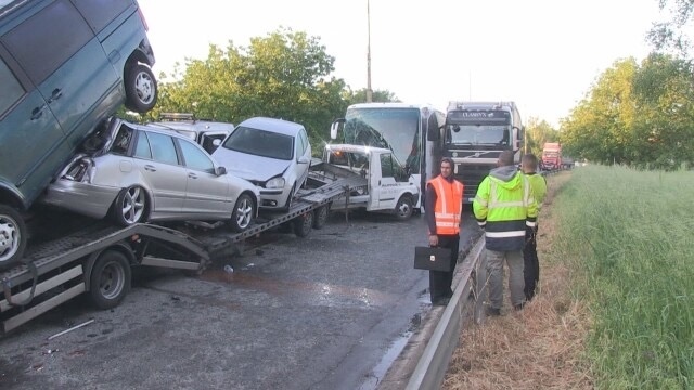 Платформа, превозваща коли, се вряза в аварирала цистерна