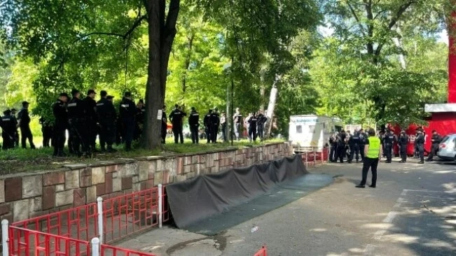 Напрежение на стадион Българска армия: Фенове замерят играчите, скандират против Ганчев