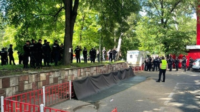 Напрежение на стадион Българска армия: Фенове замерят играчите, скандират против Ганчев