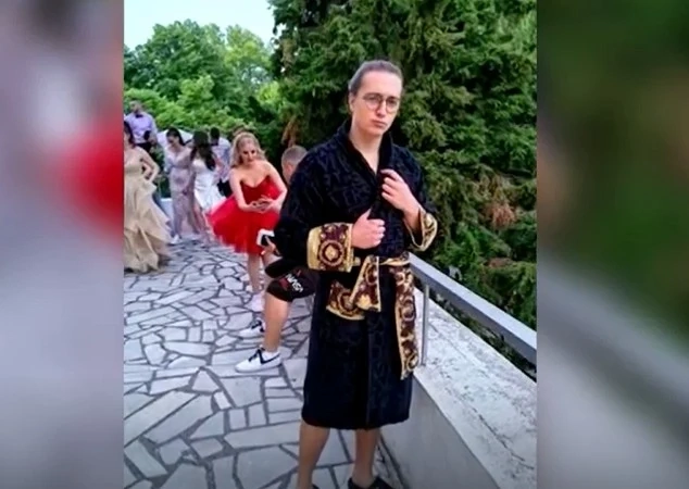 Абитуриент от Кюстендил предизвика фурор, яви се на бала си по халат и джапанки