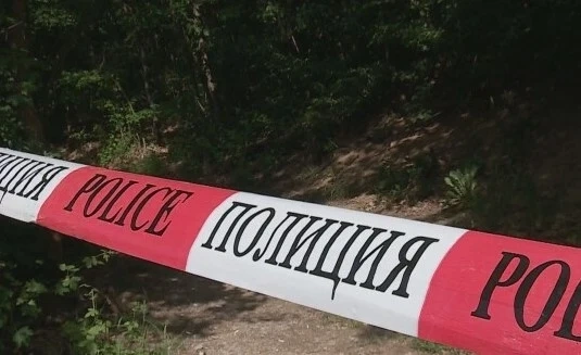 Погребалният агент, обвинен в незаконни погребения, остава в ареста