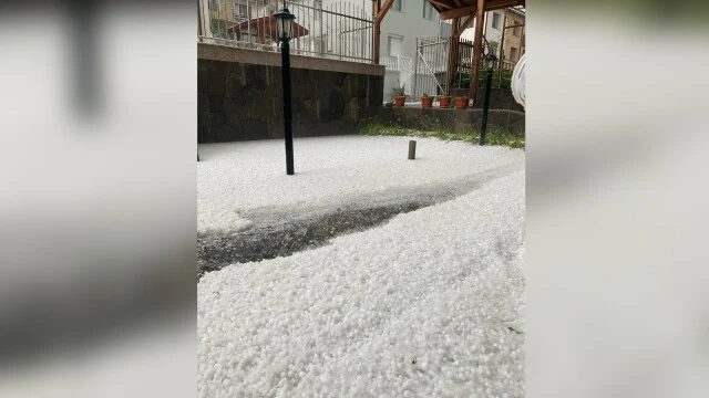 Ледени късове от градушка покриха улиците на Златоград