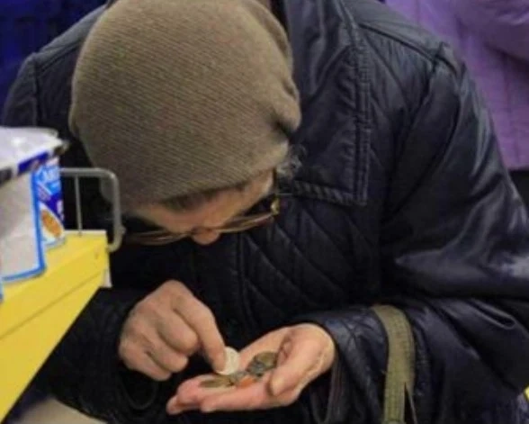 Партията на Стефан Янев пусна руска снимка на жена с рубли в защита на лева от еврото