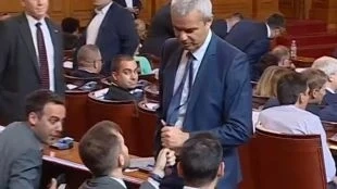 Скандал между депутат от ПП и лидера на Възраждане предизвика меле в парламента 