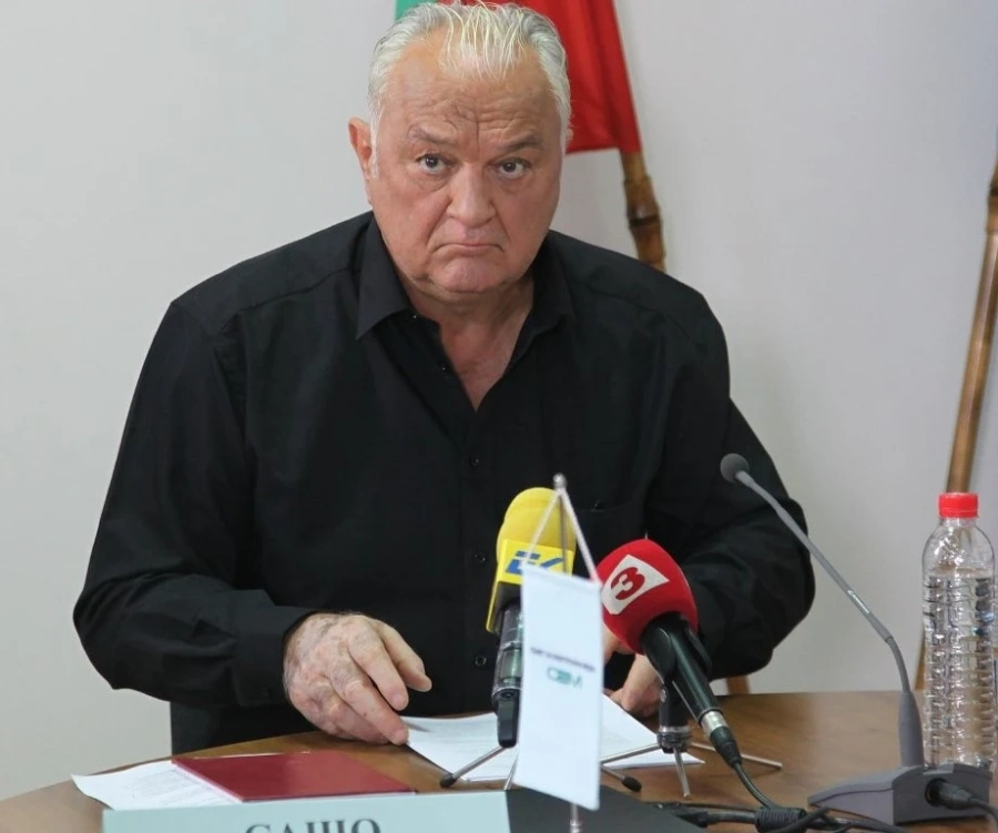 СЕМ даде 7 дни на Сашо Диков да докаже стаж в телевизия