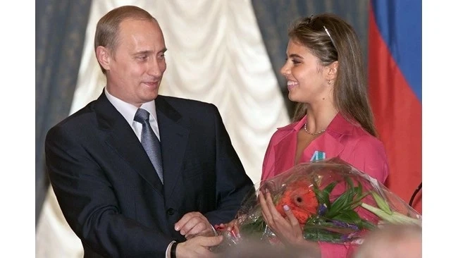 ЕС налага санкции на Алина Кабаева като тясно свързана с Владимир Путин