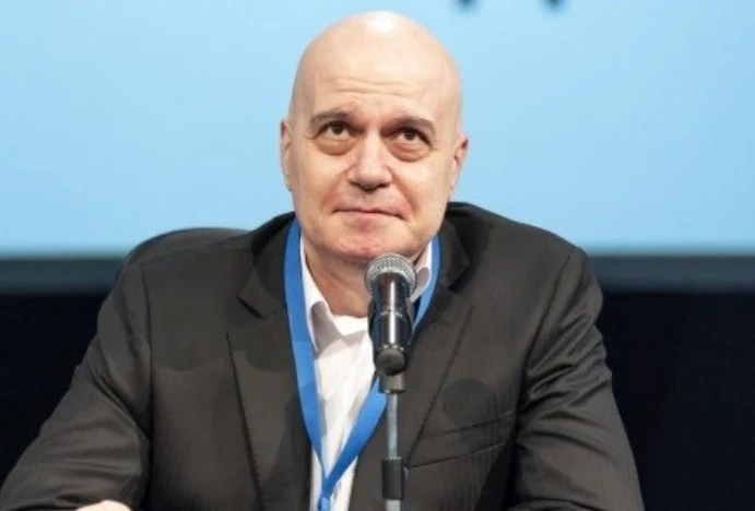 Слави отвърна на Кирил Петков: Не съм бивш певец, продължавам да пея