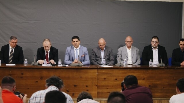 Петима депутати от ИТН вече са подали заявления за напускане на групата