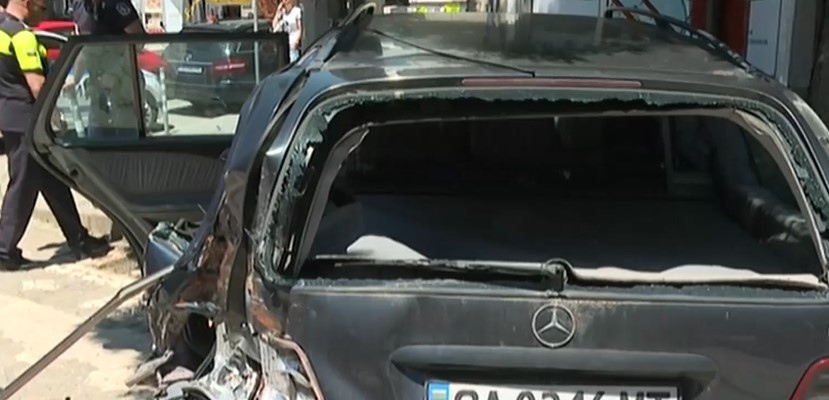 Трамвай блъсна кола и помете пешеходци в София 