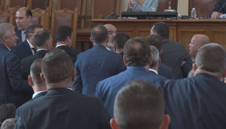Депутатите отново почти стигнаха до бой