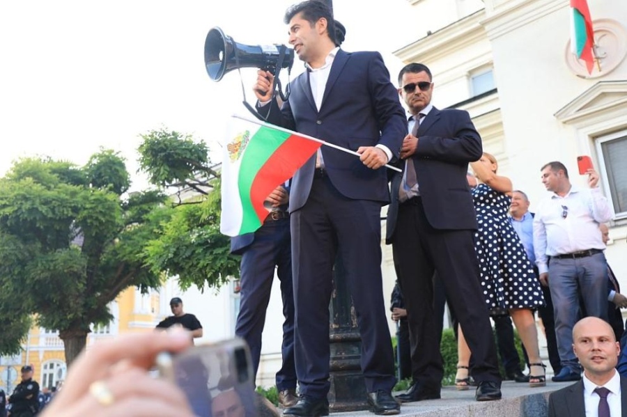 Напрежение пред НС: Протестиращи в подкрепа на Никола Минчев замерват с вода депутати от ИТН, Възраждане и ГЕРБ (ВИДЕО)