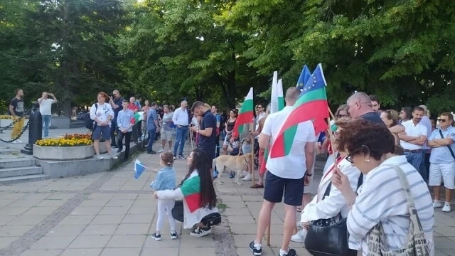 Демонстрации в подкрепа на правителството във Варна и Пловдив