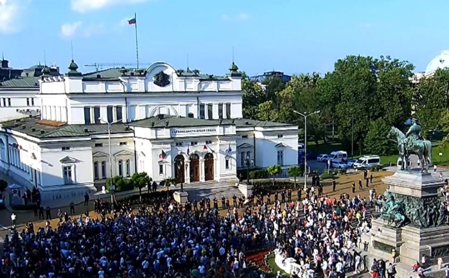 Граждани се събират в подкрепа на кабинета и защита на парламентаризма