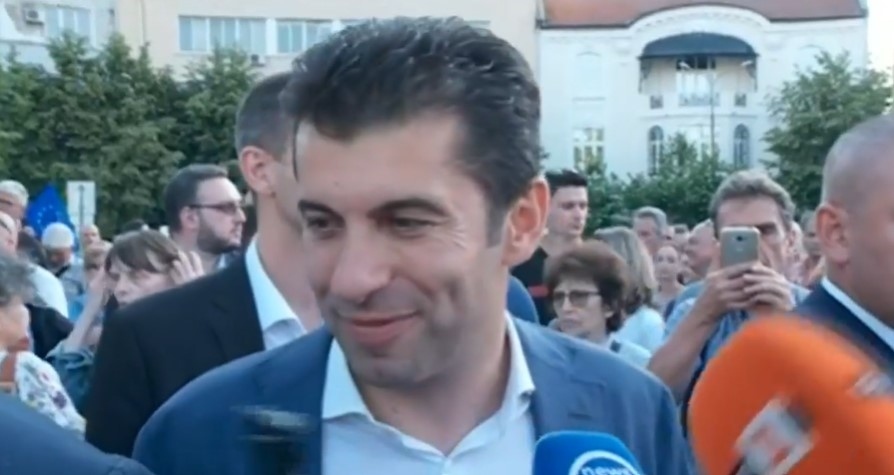 Петков на протеста пред парламента: Има много хора, които искат да няма задкулисие