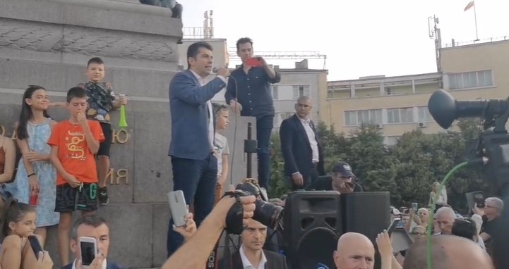 Хиляди на шествие в София в защита на парламентаризма и демокрацията (НА ЖИВО)