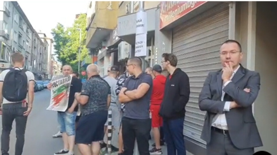 ВМРО блокира изхода на жилището на премиера