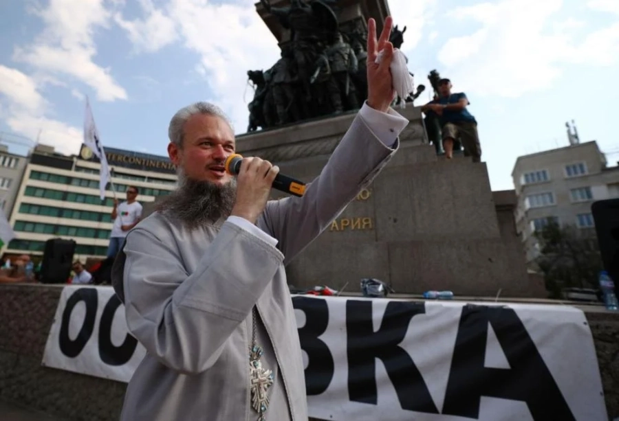 Протестиращи от Възраждане блокираха движението пред парламента