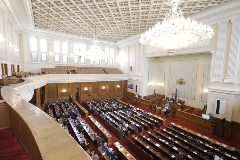 След бурни дебати в парламента: Насрочиха извънредно заседание за гласуване на вота на недоверие