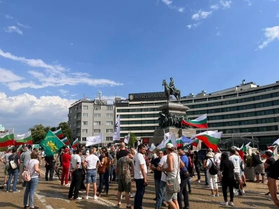 Рехав протест на 300 възрожденци за оставка на кабинета: Пробват Майдан, получи се гей парад