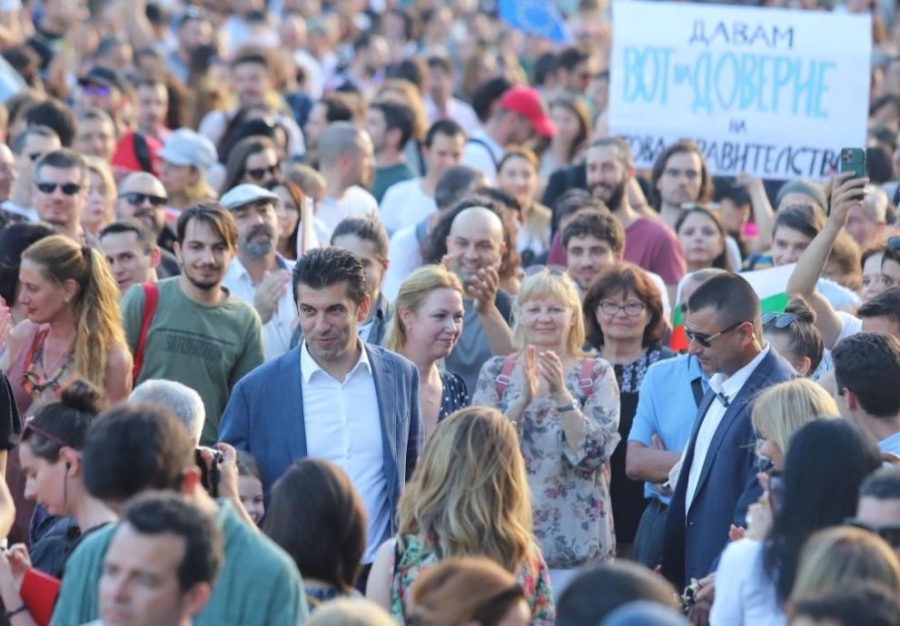 Кирил Петков пред протестиращите: Докато сме заедно, не могат да ни превземат България