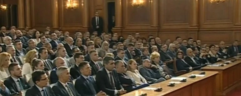 НА ЖИВО: Парламентът гласува вота на недоверие срещу правителството