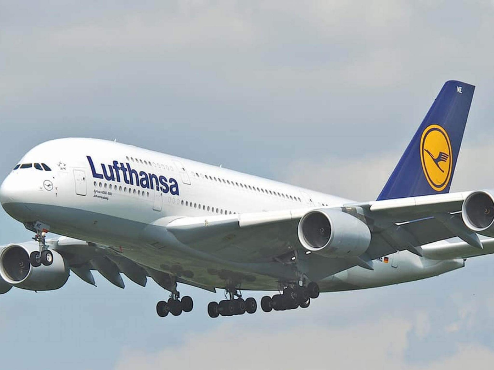 Германската авиокомпания Луфтханза Lufthansa отменя над 2000 полета на летищата