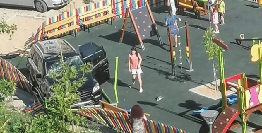 Кола се вряза в детска площадка в Сливен, заради грешна маневра