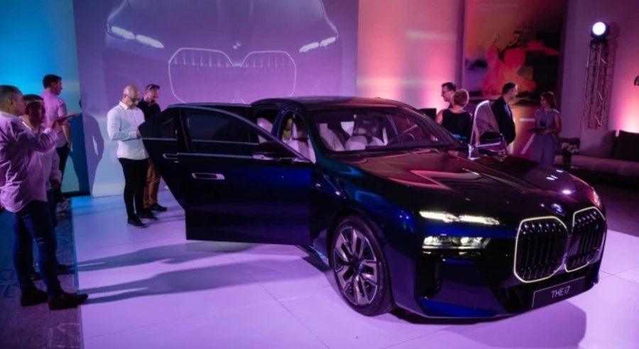 BMW показа новия футуристичен и изцяло електрически модел i7