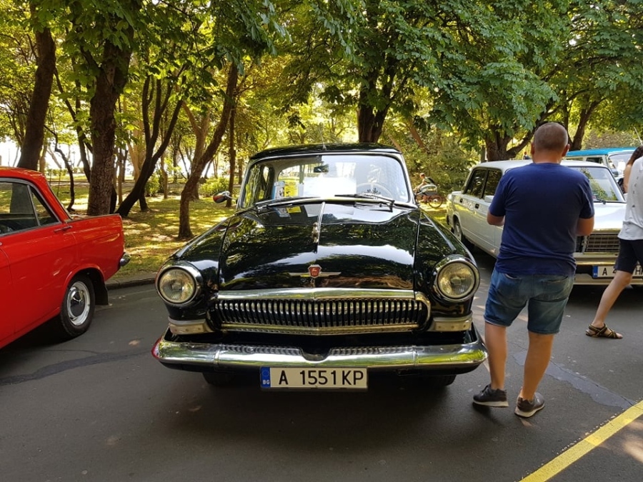 Любители на ретро коли се насладиха на парада в Бургас  