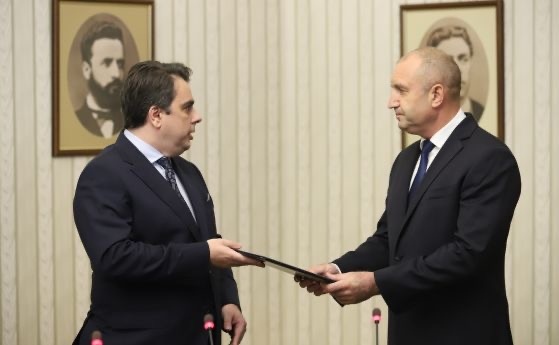 Кандидатът за премиер Асен Василев върна на президента Румен Радев