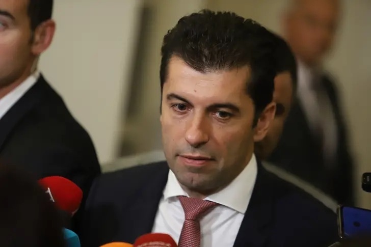 Кирил Петков промени поста си във Фейсбук, премахна меки диалогични китки