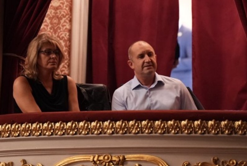 Преди да връчи втория мандат, Радев гледа как убиват президента