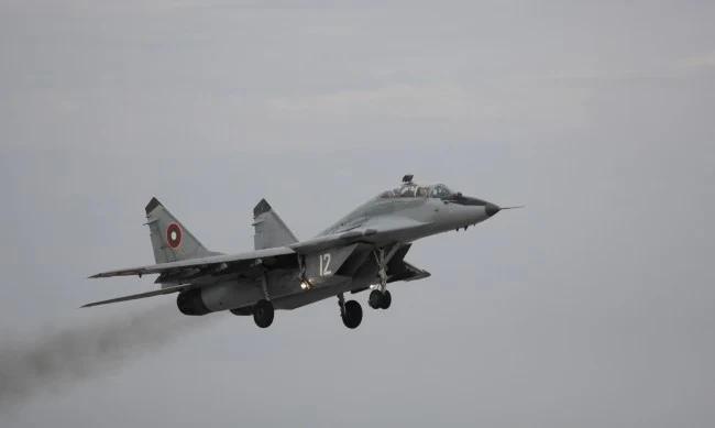 Военновъздушните сили прихванаха самолет нарушител