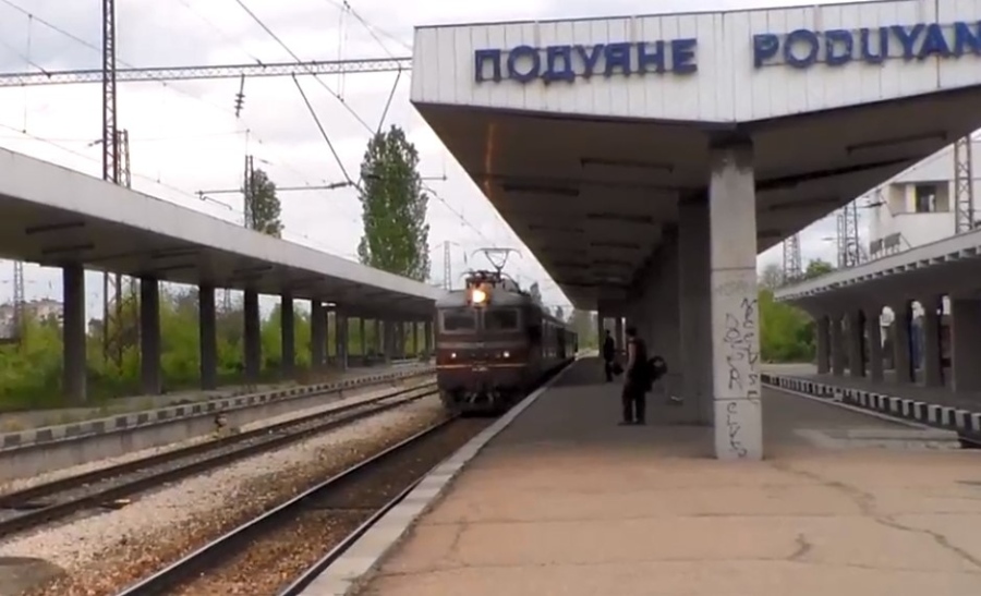 Част от контактна мрежа падна върху влак на гара Подуяне