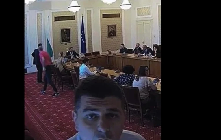 Ивайло Мирчев прави гафа с камерите на Демократична България