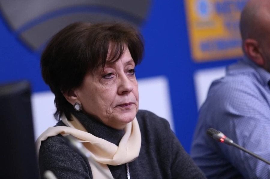 Инджова: Ако президентът само стои и наблюдава политиците, значи участва в кризата
