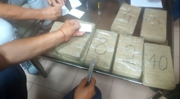 Митничари откриха близо 11 кг кокаин в камион с кучешка храна 