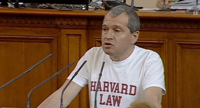 Тошко Йорданов блесна с тениска HARVARD LAW на трибуната на НС и получи забележка