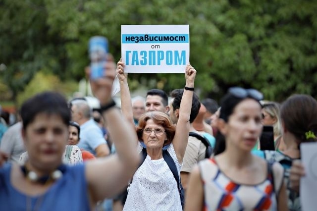 Протест пред президентството: Тук не е Москва, Радев е позор