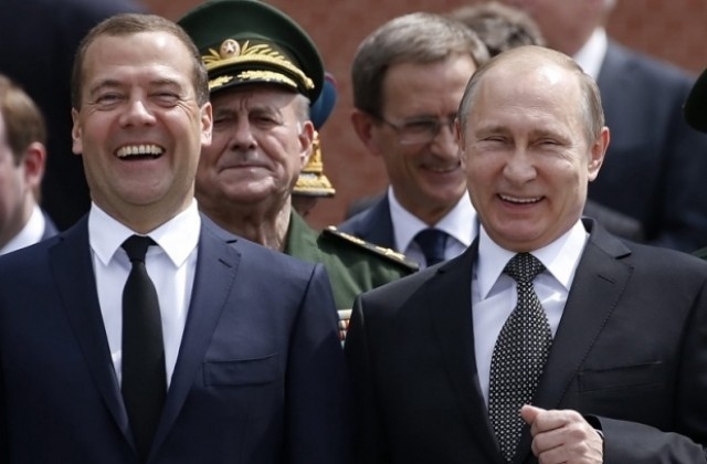Пикантен слух за Путин и Медведев