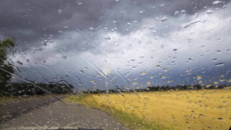 Жълт код за валежи в половината области на страната