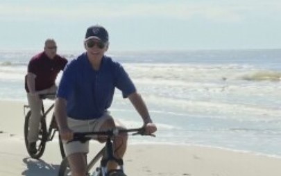 Джо Байън покара велосипед на плажа