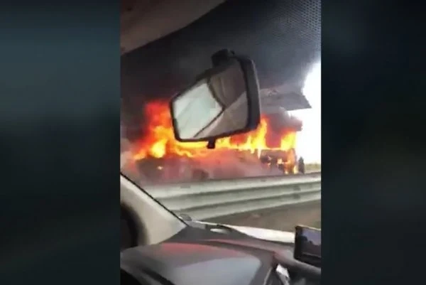 Автобус изгоря напълно край Бургас  