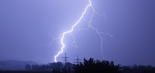 Мълния удари 18-годишно момиче в Приморско